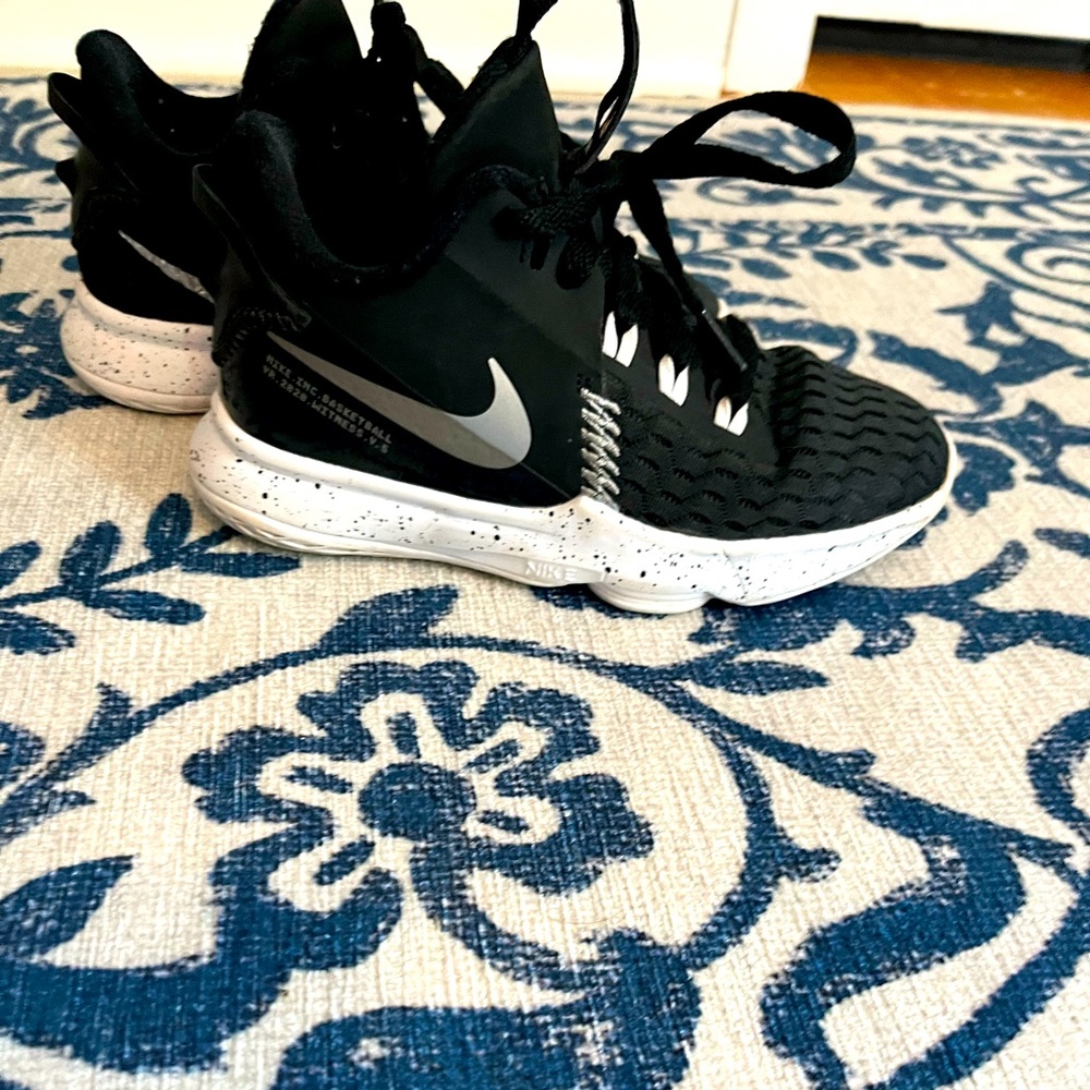 Nike boys basketball sneaker size 1.  Very good condition.